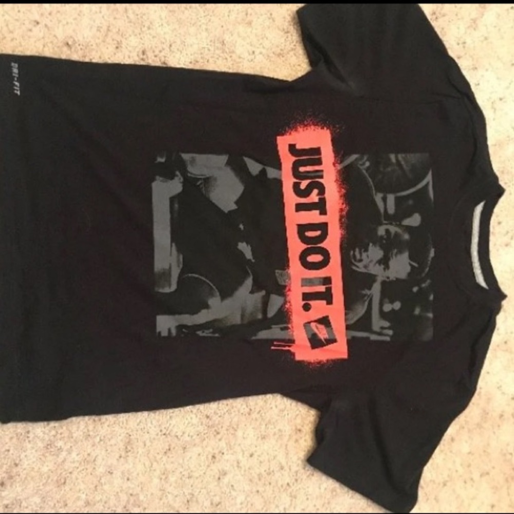 Small dri-fit Nike shirt